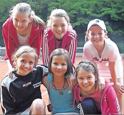 Glücklicher Tennisnachwuchs: die U12-Mädchenmannschaft des PTC Grünstadt. Hinten von links: AnnaMahler,Mira Hanauer und Christina Neczweicz. Vorn von links: Sophie Becker, MaraWolf und Lara Kroneberger. FOTO: PRIVAT