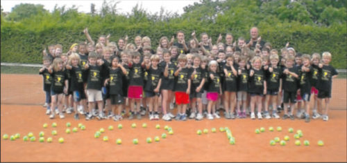 Daumen hoch für eine spannende Woche im Trainingscamp des Park- Tennisclubs Grünstadt auf dem Battenberg. FOTO:PRIVAT