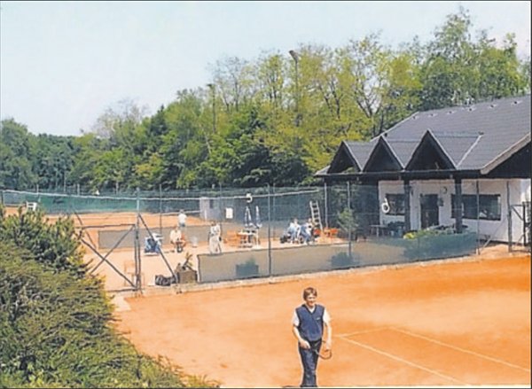 Schmuckstück: Die Anlage 1982 nach dem Umbau des Clubhauses. Im Vordergrund ist Peter Mayer zu sehen.